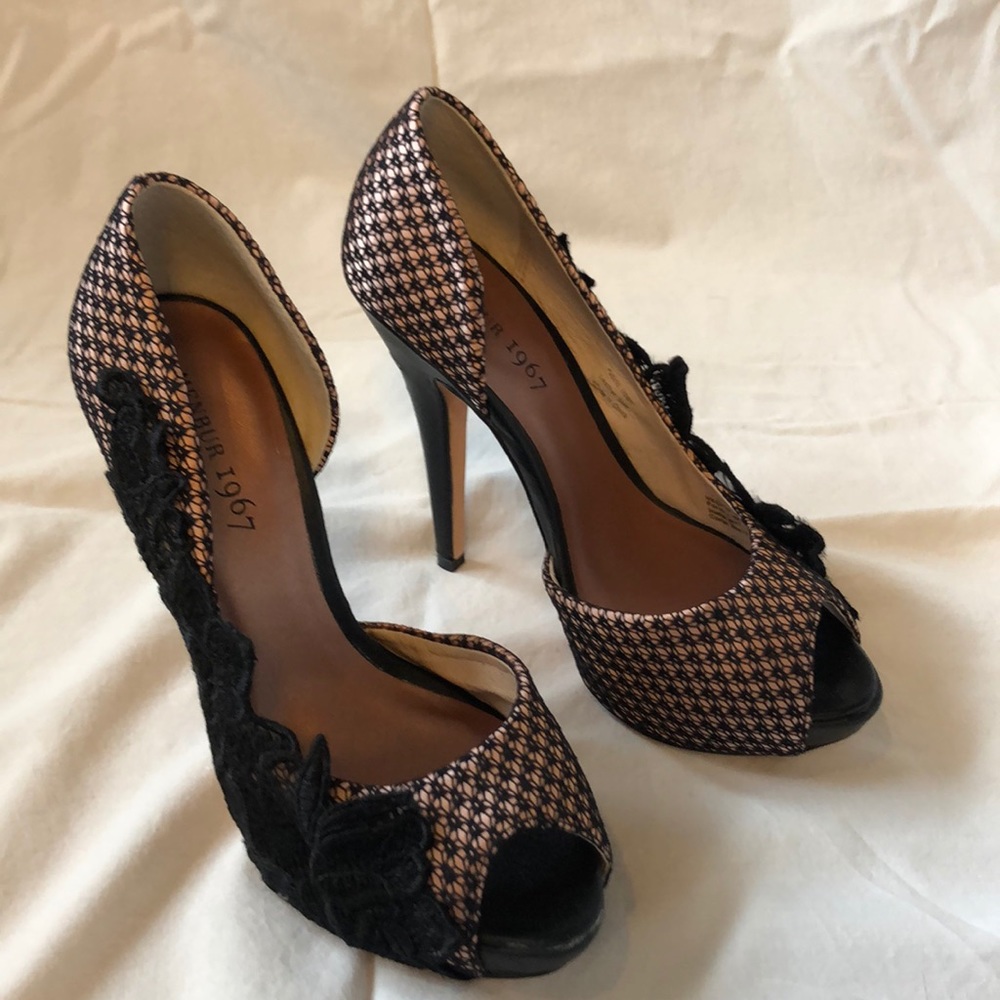 Gorgeous and elegant dressy shoes.